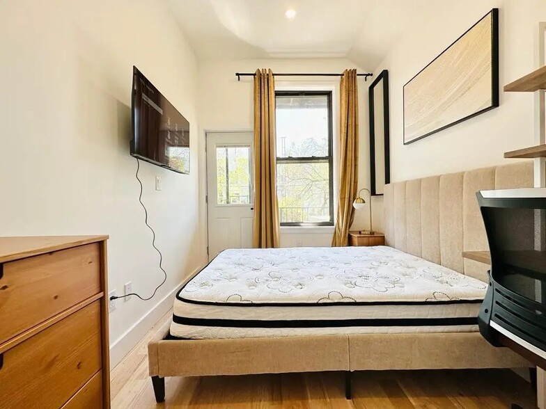Building Photo - Furnished room/NOT APARTMENT