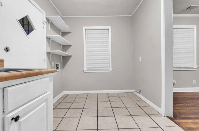 Building Photo - Charming 3BR/1BA Home with Spacious Yard & Great Location