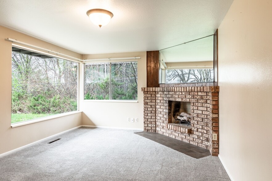 Huge family room, with big windows and fireplace - 815 Orchard Dr