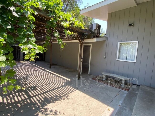 Building Photo - 1434 W Feemster Ave