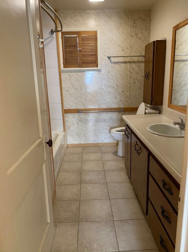 Bathroom with Tub/Shower - 1212 S Santa Fe Ave