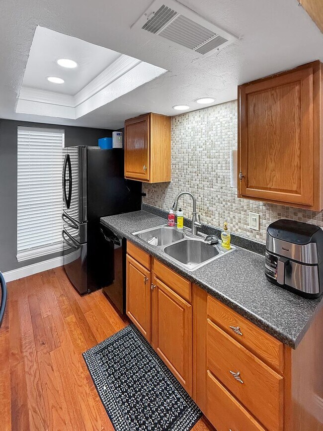 Building Photo - Your Contemporary Retreat in Garland, TX