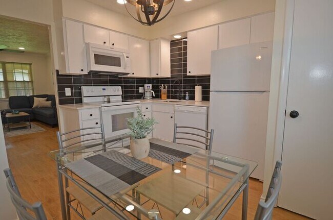 Building Photo - 2 Bed 1 Bath with Patio