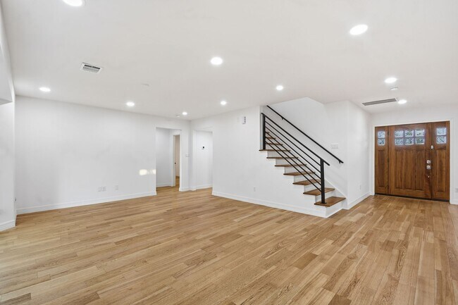 Building Photo - Beautiful Houston Home Featuring a Private Pool