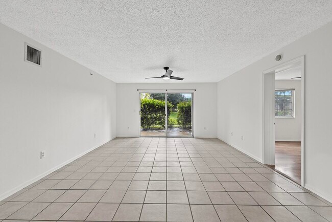 Building Photo - 300 Crestwood Ct N