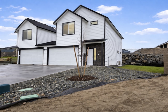 Building Photo - 1 MONTH FREE WHEN YOU SIGN A 15 MONTH LEASE! BRAND NEW TOWNHOME IN THE DESIRABLE SOUTHRIDGE AREA!