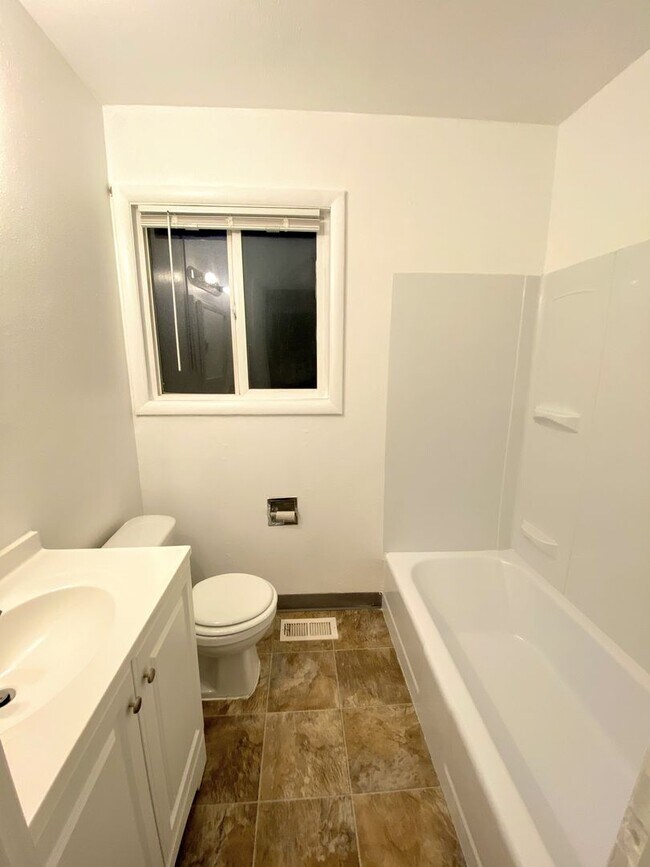 Building Photo - Large 2 Bed, 1 Bath Duplex Apartment with ...