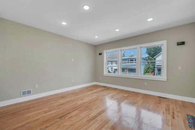Building Photo - 275 Pearsall Ave