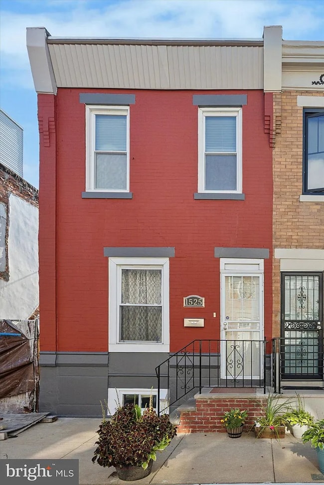 Building Photo - Modern 3-Bedroom Rowhome with Backyard Pat...