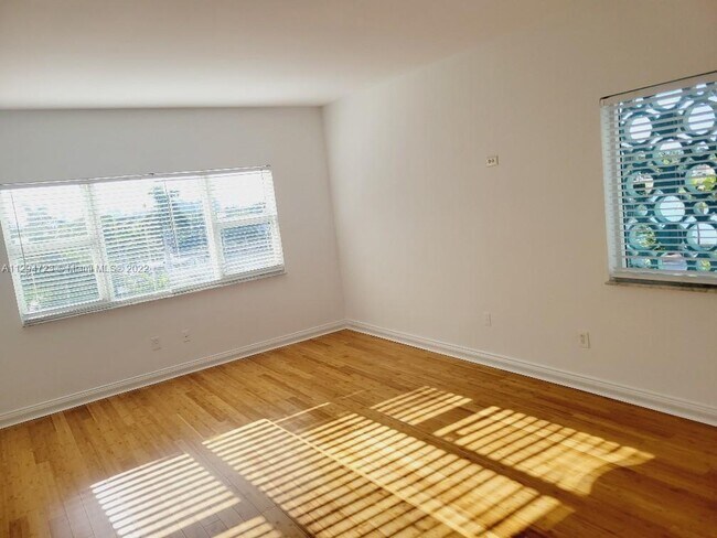 Building Photo - 4925 Collins Ave