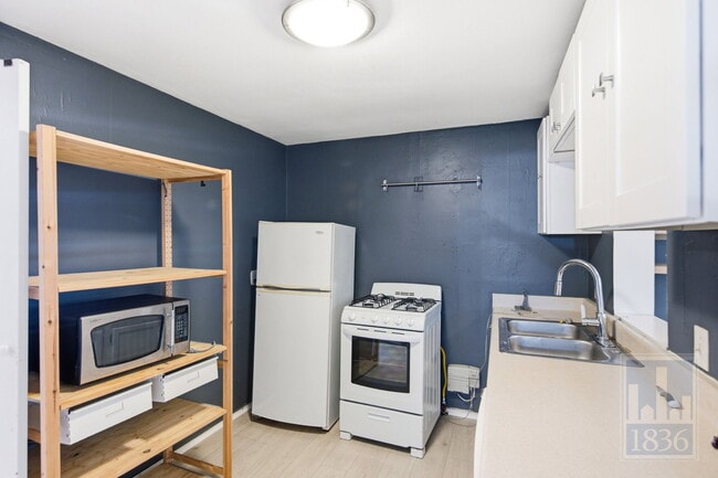 Building Photo - 1201 W 40th St