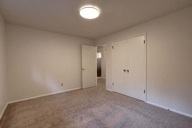 Building Photo - Classic Bellevue 3bd, 1.5ba Rambler Located in Perfect Enatai Location!