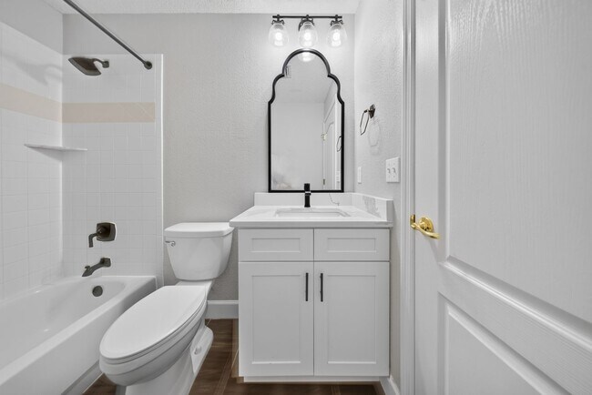 Building Photo - Renovated Brick Home in Gated Community