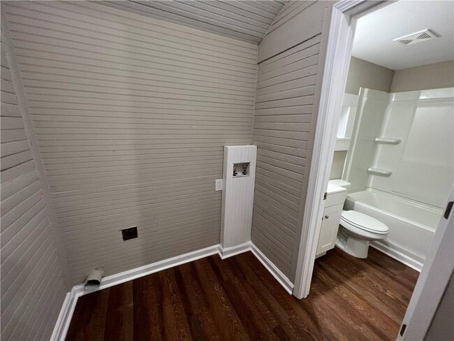 Building Photo - 15 Tower St