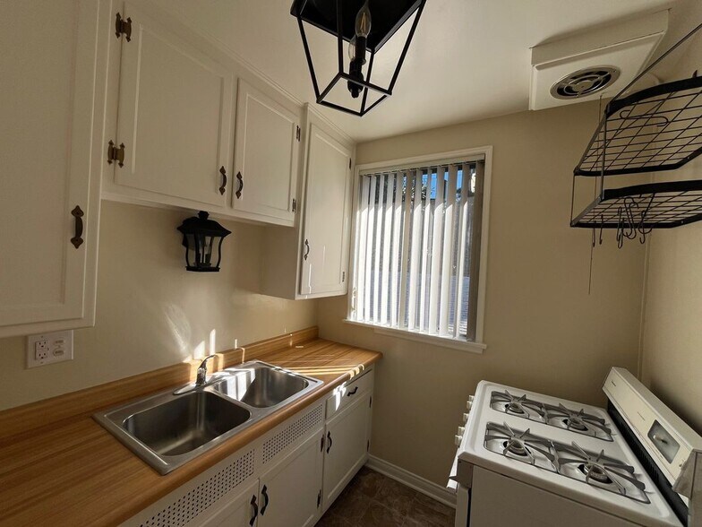 Building Photo - 126 N Maple St