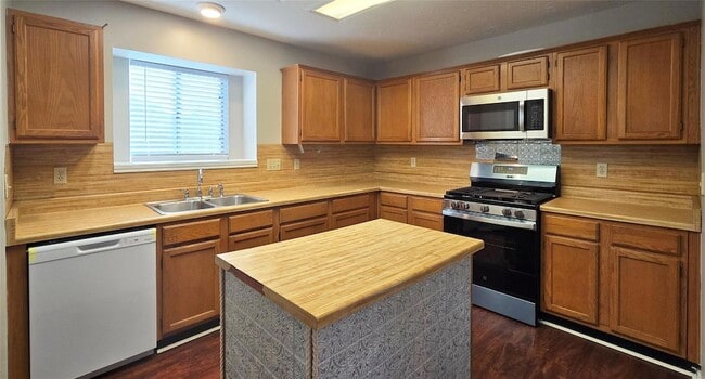 Building Photo - 2120 Zephyr Ln