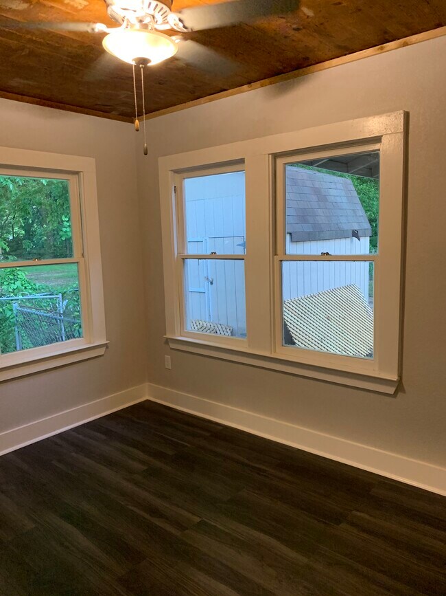 Building Photo - 602 Dallas St