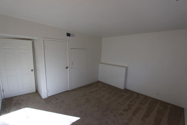 Building Photo - *LEASE PENDING $500 Move-In Special! Month to month lease Available.