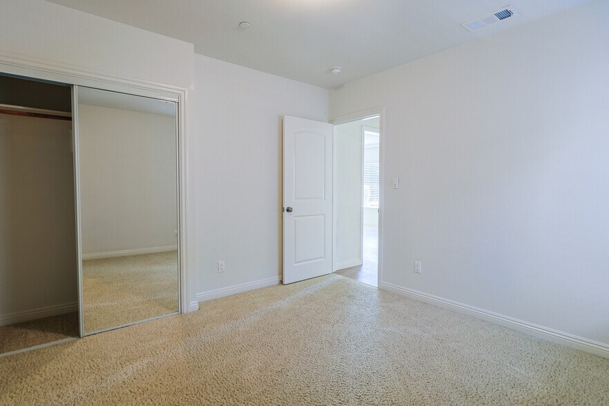 Building Photo - 844 N Lima St