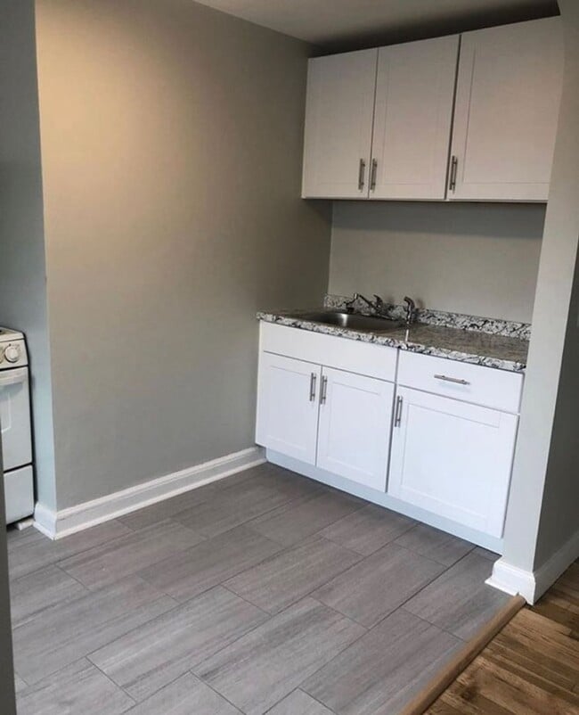 Building Photo - Updated 1 Bed Available 6/1/26
