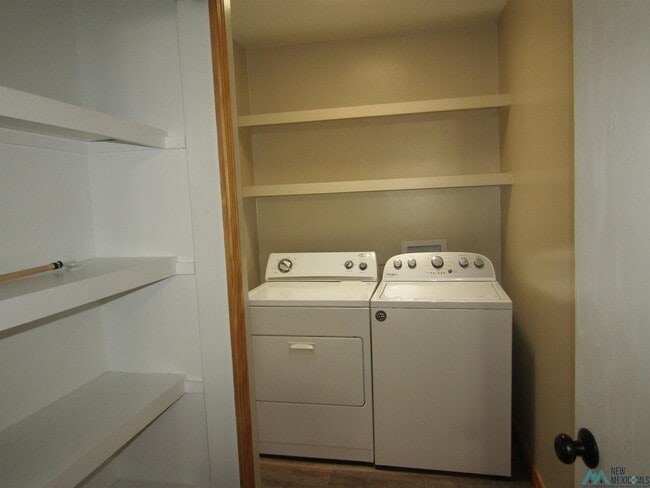 Building Photo - 1915 Villa Dr