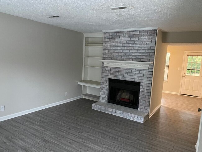 Building Photo - Updated townhouse close to lake