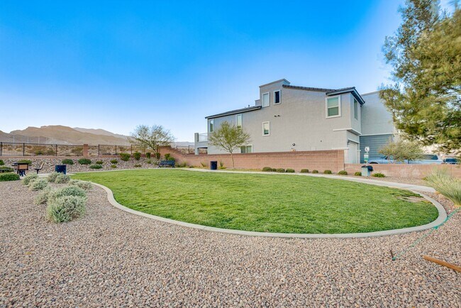 Building Photo - Like new, split-level, 3 bed, 2.5 bath, with bonus room & Strip views in West Las Vegas!