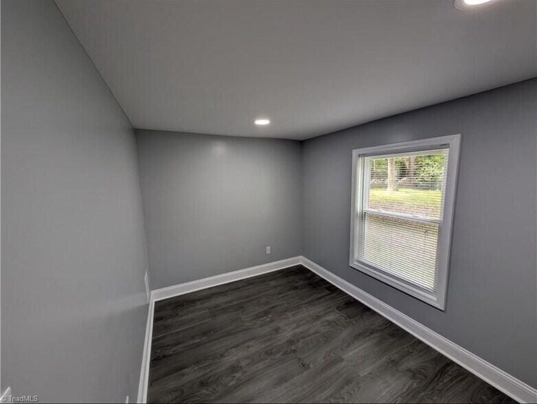 Building Photo - 344 Wilshire Dr