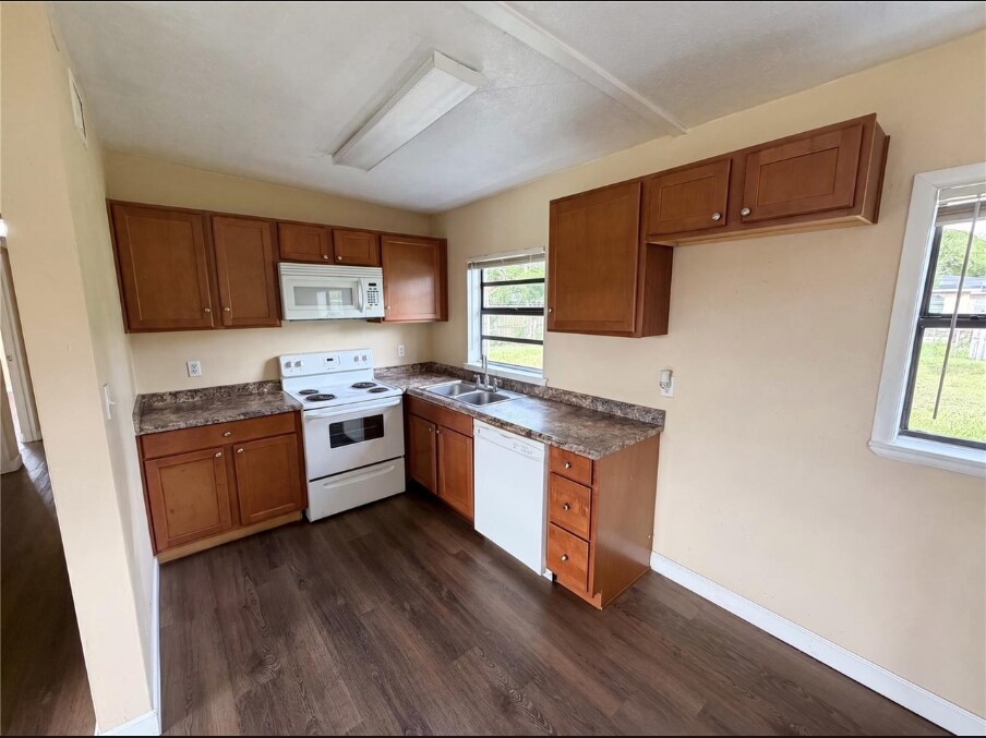 Building Photo - 702 S Solandra Dr
