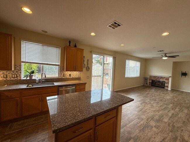 Building Photo - Large North Oxnard Home for Rent