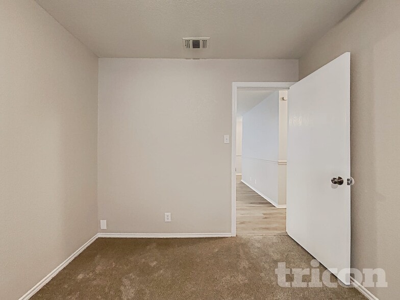 Building Photo - 2007 Mission Cove