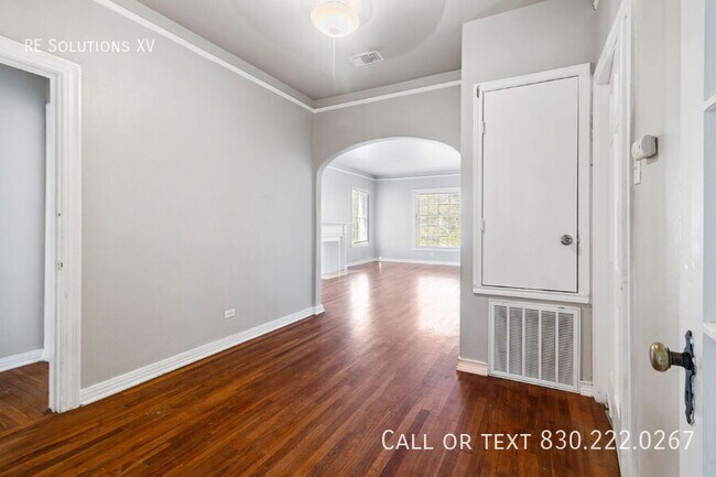 Building Photo - 336 E Lullwood Ave
