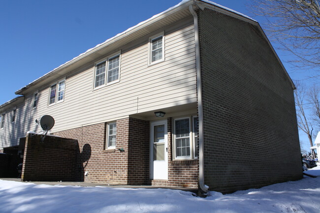 Rear Patio - 505 E Spiller St