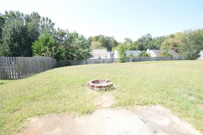 Building Photo - 8139 Chatham Oaks Dr