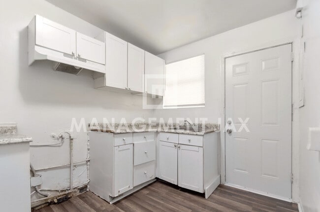 Building Photo - 1522 W 25th St