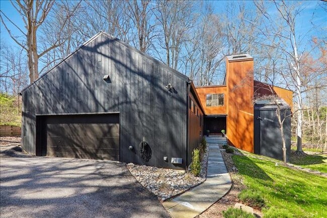Building Photo - Uniquely located, and beautifully appointe...