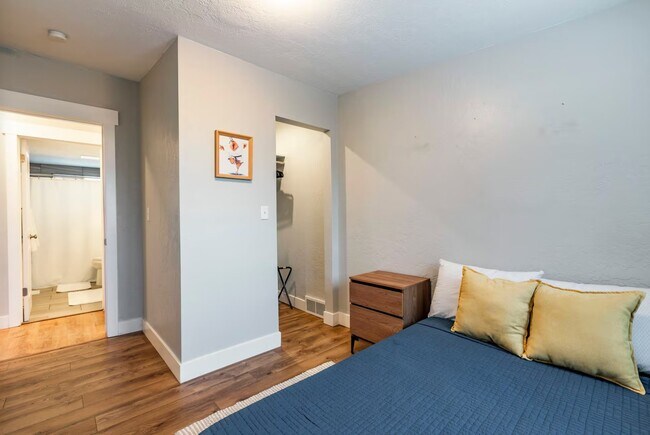 Building Photo - 4671 S Greenvalley Dr
