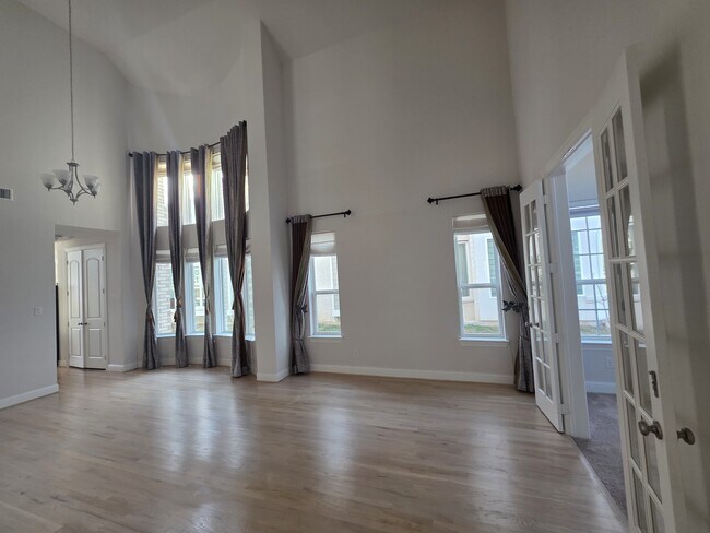 Building Photo - 5600 Snowberry Dr