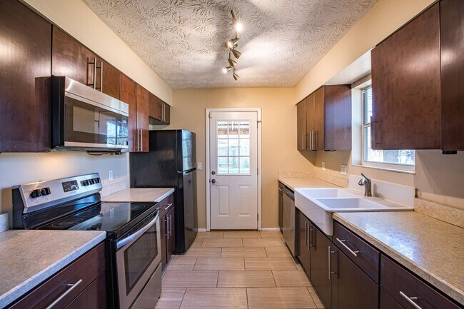 Building Photo - Great Rental in Heritage South!