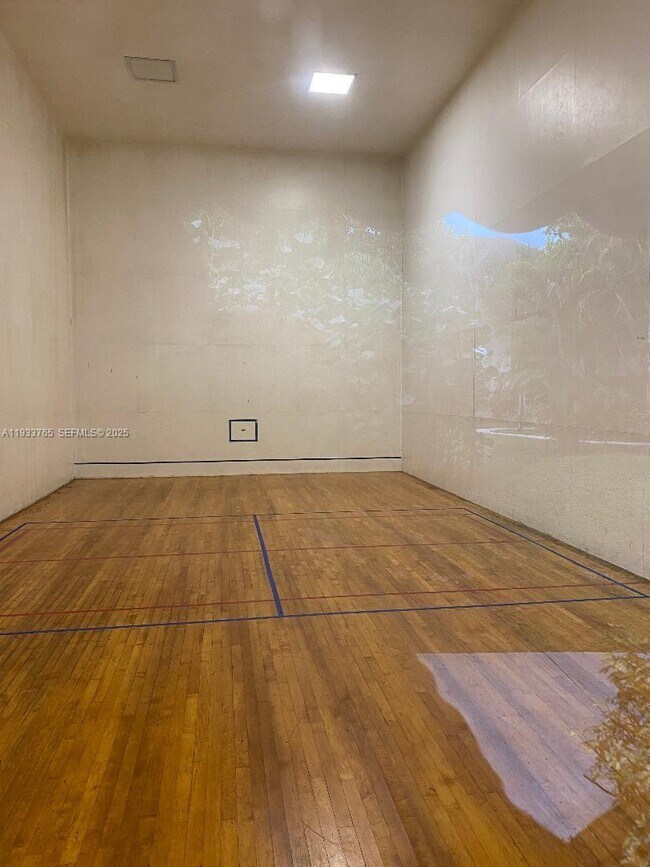 Building Photo - 9999 Summerbreeze Dr