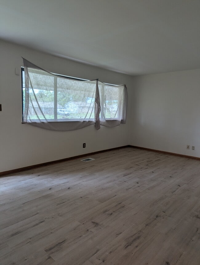 Building Photo - 11124 Farr Dr