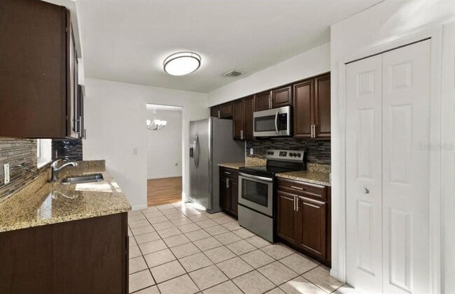Building Photo - 8413 Shady Glen Dr