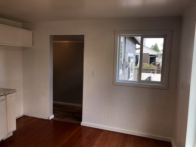 Building Photo - 3 bedroom 1 bathroom house in Springfield!