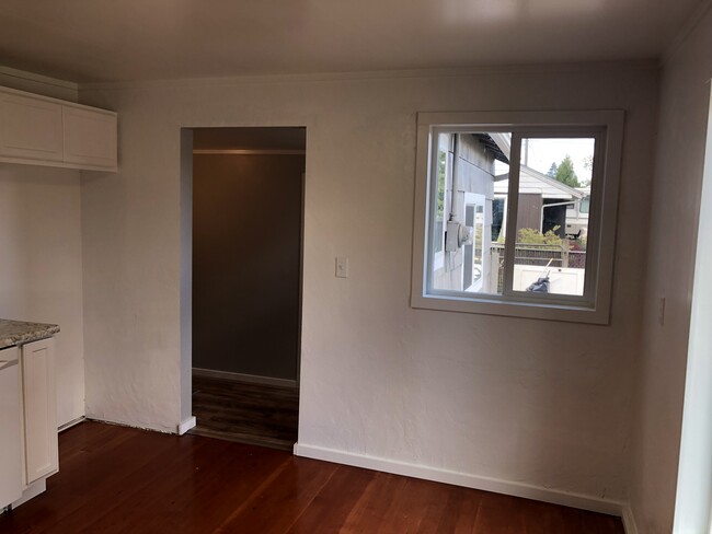 Building Photo - Freshly remodeled 3 bedroom 1 bathroom house!