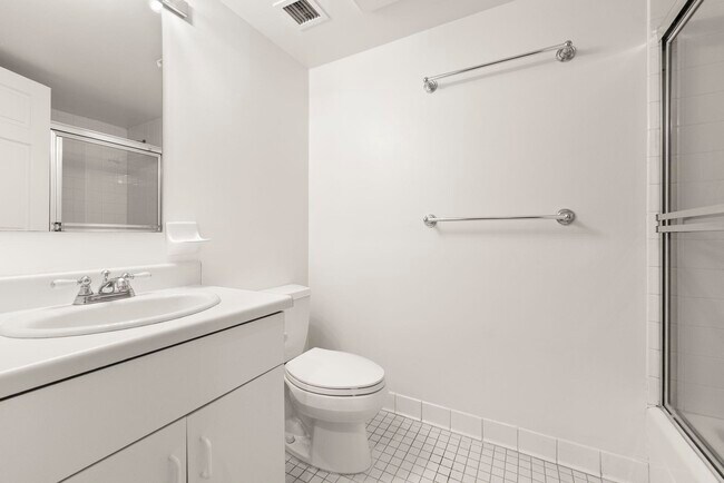 Building Photo - 200 Shearwater Ct W