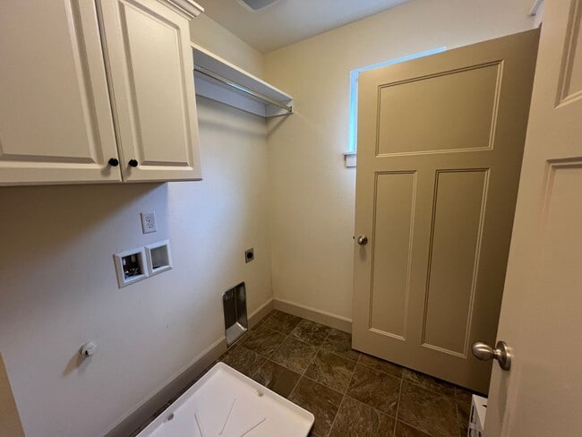 Building Photo - COMING SOON INQUIRE WITHIN- Beautiful 5 bdrm  and master on the main Home in Lacamas Meadows subd...