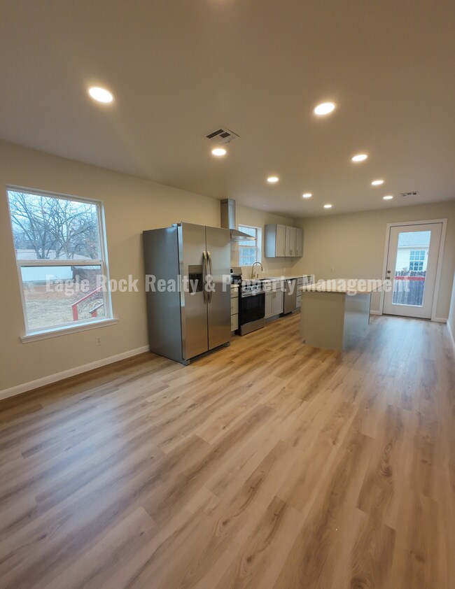 Building Photo - 1369 E 67th St