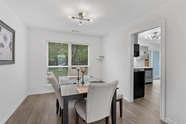 Building Photo - 405 E Logan St