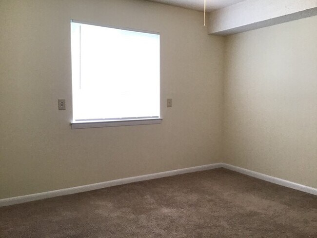 Building Photo - 2 Bedroom Condo in Eagles Landing!