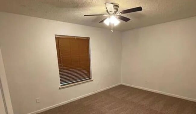 Building Photo - 2025 Sandy Knoll Dr